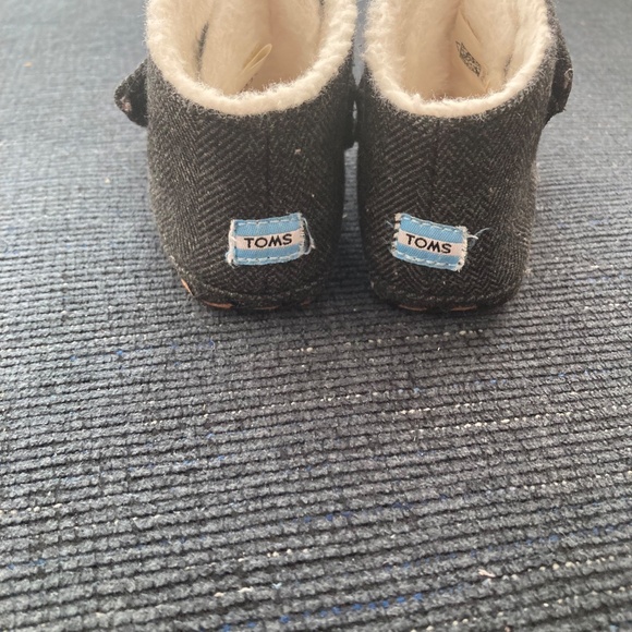 Tom’s baby cuna booties size 4 - Picture 2 of 5